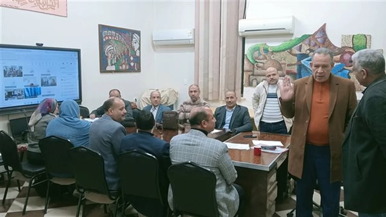 تعليم أسيوط يشكل غرفة عمليات لمتابعة آثار العواصف في المدارس وتطهيرها